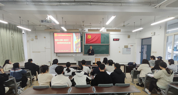 许卫锋为预备党员上树立和践行正确政绩观专题党课.jpg 许卫锋为预备党员上树立和践行正确政绩观专题党课.jpg