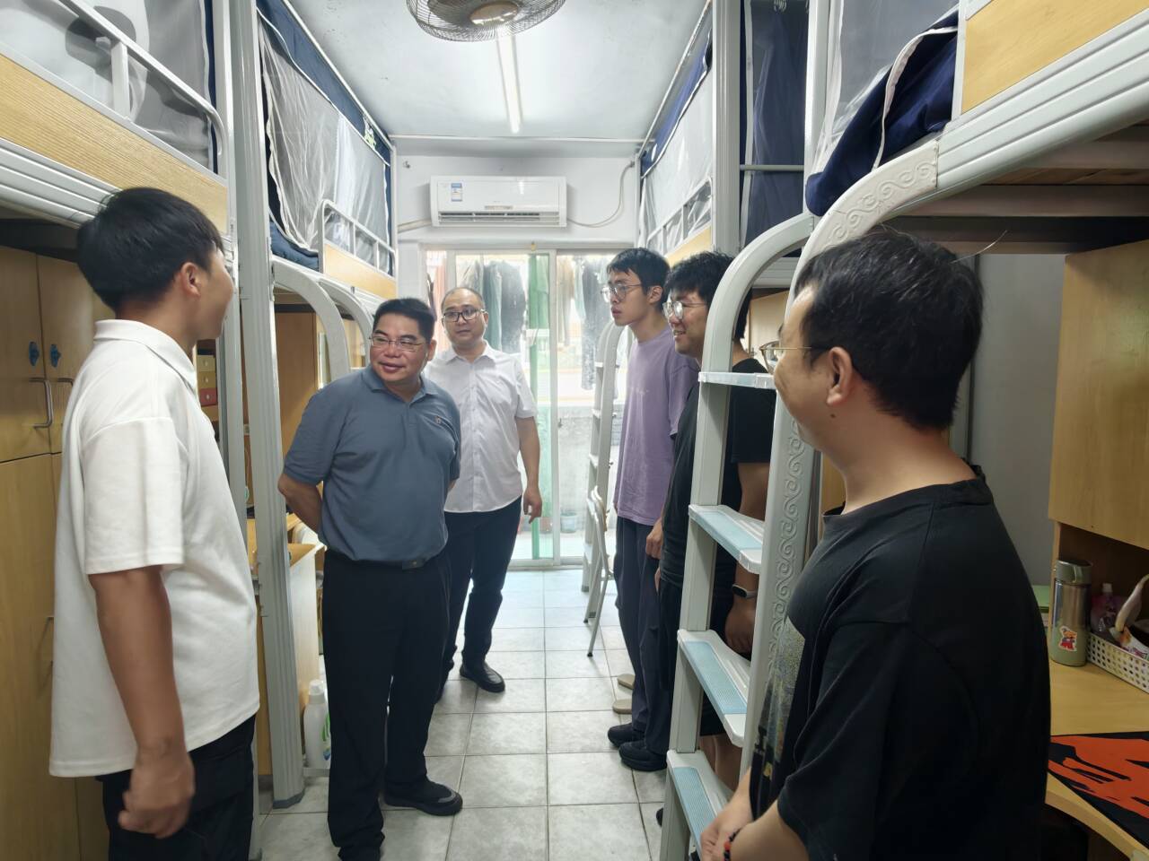 走访学生宿舍.jpg a41a2dc2f69e7d58ebff134a10e75df4_720.jpg